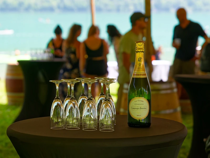 Un mange-debout avec une bouteille de champagne et des flûtes